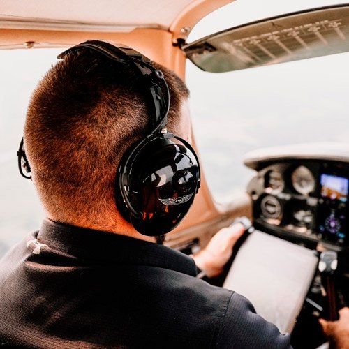 Contamos con diferentes clases de tapones y auriculares para trabajos donde la contaminación acústica sea elevada. Puedes elegir el que más se ajuste a ti y llamarnos para solicitar un presupuesto personalizado. Además, te asesoraremos para que aciertes en tu elección.
Miramos por ti o por tus trabajadores, por lo que es conveniente que, si te surge algún problema, contactes con nosotros y te ayudaremos en tu compra. ¡A qué esperas!
Consúltanos cualquier duda